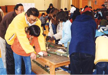 学年ＰＴＡ的父母和孩子的活动「用青竹制作けん玉」